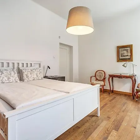 Domillion 2bdr Str Antique Vl476