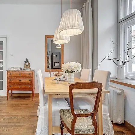 Domillion 2bdr Str Antique Vl476 *