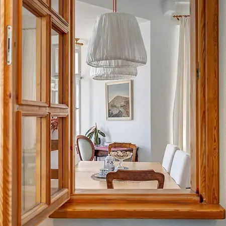 Domillion 2bdr Str Antique Vl476 *