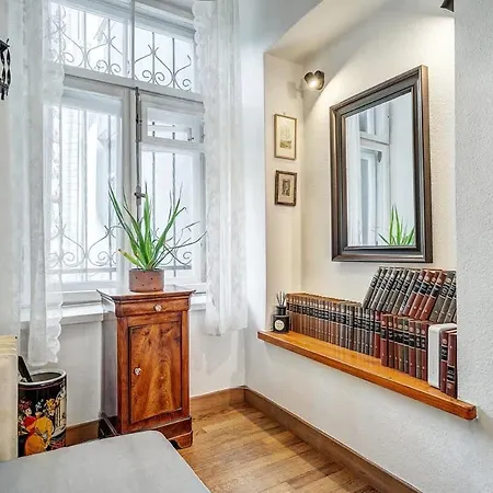 Domillion 2bdr Str Antique Vl476