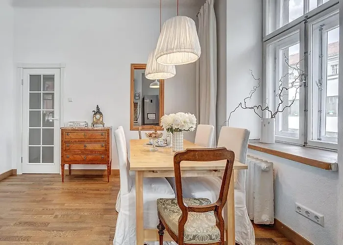 Domillion 2bdr Str Antique Vl476 *