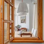 Domillion 2bdr Str Antique Vl476 *
