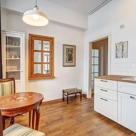 Domillion 2bdr Str Antique Vl476