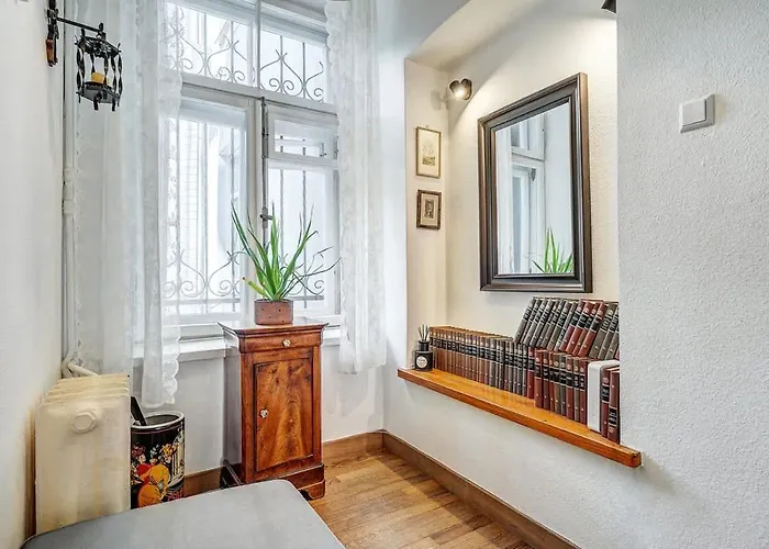 Domillion 2bdr Str Antique Vl476