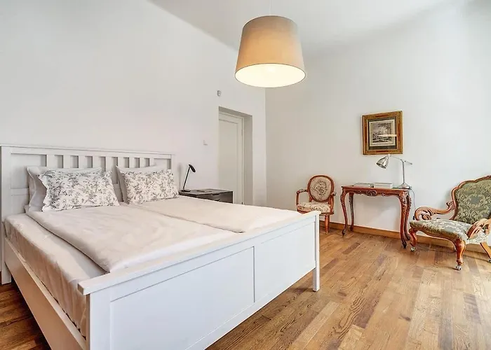 Domillion 2bdr Str Antique Vl476